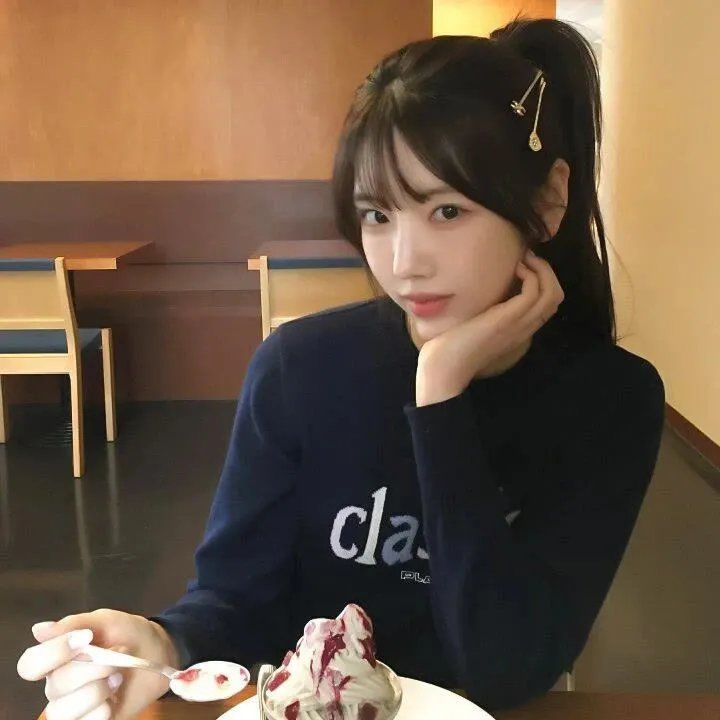 给小酒馆女子喝高杯酒 在线观看